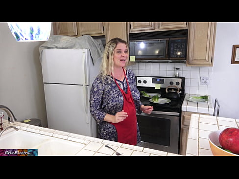 ❤️ Madrastra ordeñándole en la cocina antes de su cita ️ Video de porno en es.serviporno.ru ❌️