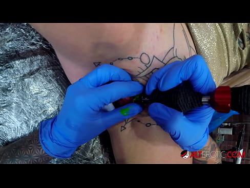 ❤️ Extremadamente tatuado hottie Sully Savage consiguió un tatuaje en su clítoris ️ Video de porno en es.serviporno.ru ❌️